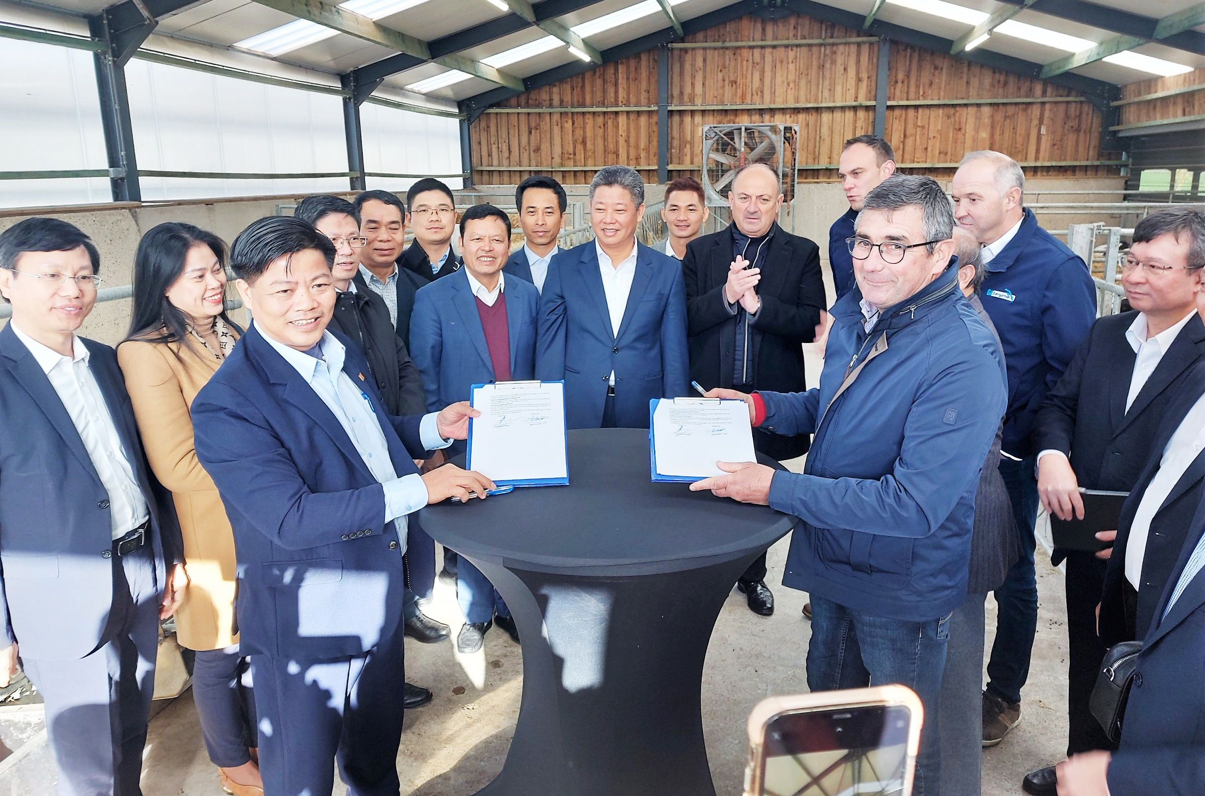 Đại diện Công ty HLBC, Công ty GA Belgimex ký kết biên bản thỏa thuận chuyển giao giống bò 3B sang Việt Nam